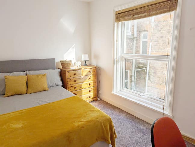 Large bedroom lovely house share Main Photo
