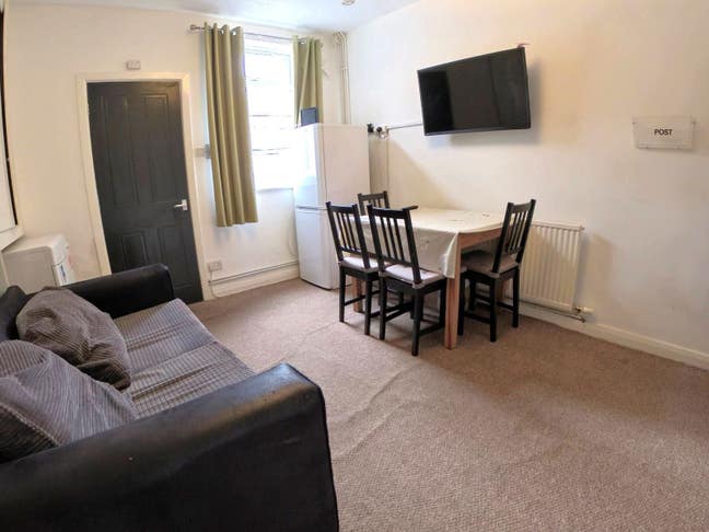 Large single room in a house share Main Photo