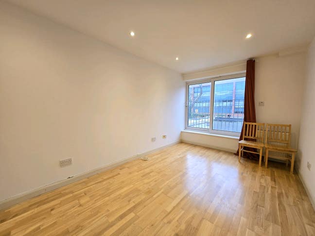 Newly decorated one double bedroom Main Photo