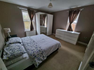 Spacious Double Room w/ Ensuite in Stroud Main Photo