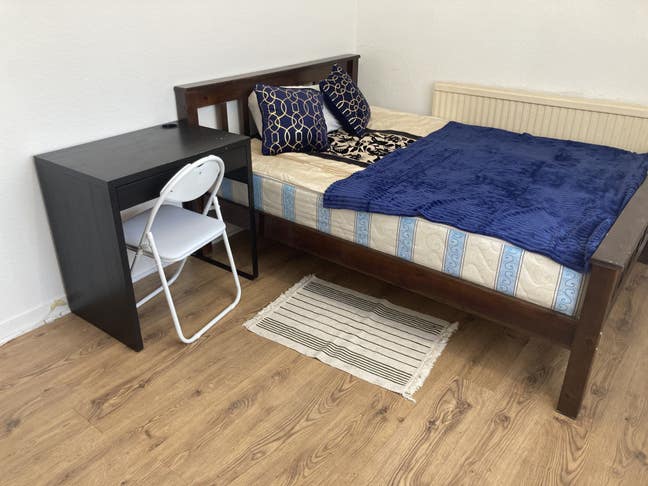 Large double room in clean White City flat (Zone 2 Main Photo