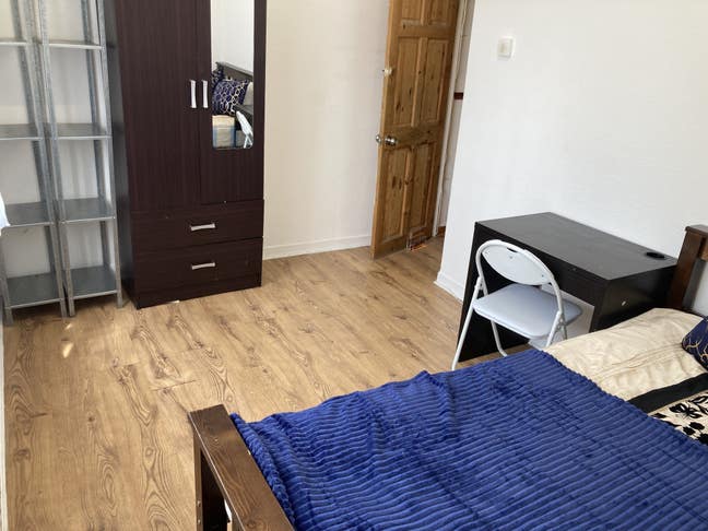 Large double room in clean flat, White City  Main Photo