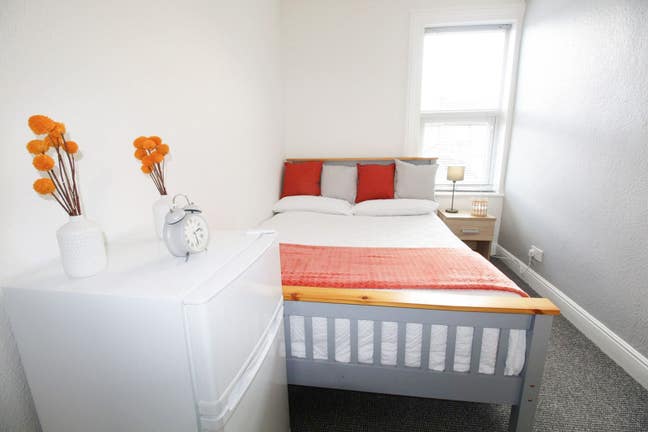 🛏️ Furnished Double Room! Main Photo