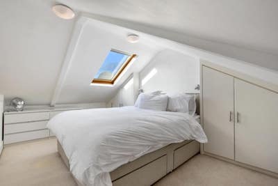Bright king size loft bedroom with 1/2 en-suite Main Photo