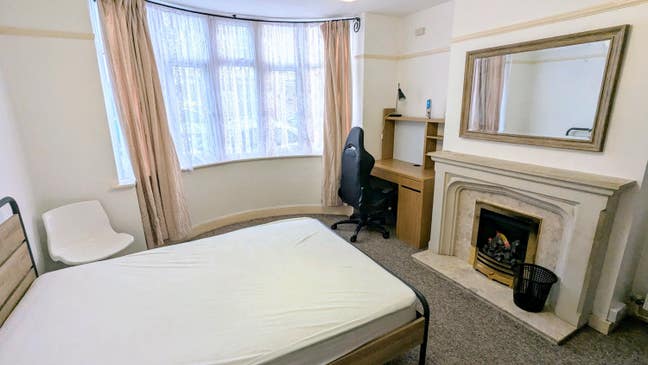 Large double room : 4bed, 2bathroom house Main Photo