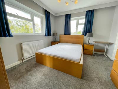 Contemporary Living: Modern En-suite Rooms Now! Main Photo