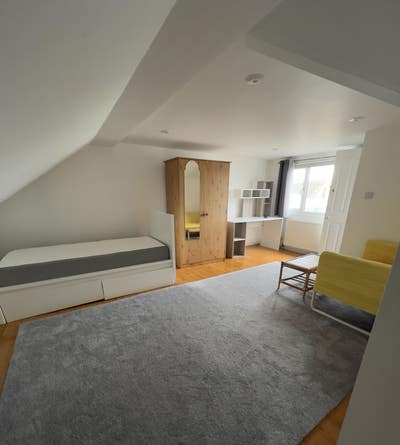 Double attic room with en-suite  Main Photo