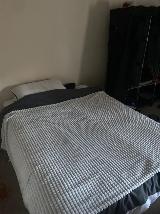 Enormous  bedroom,  shared bathroom  Main Photo