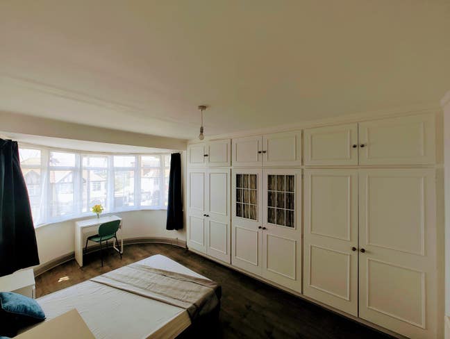 Large double room w massive wardrobes Main Photo