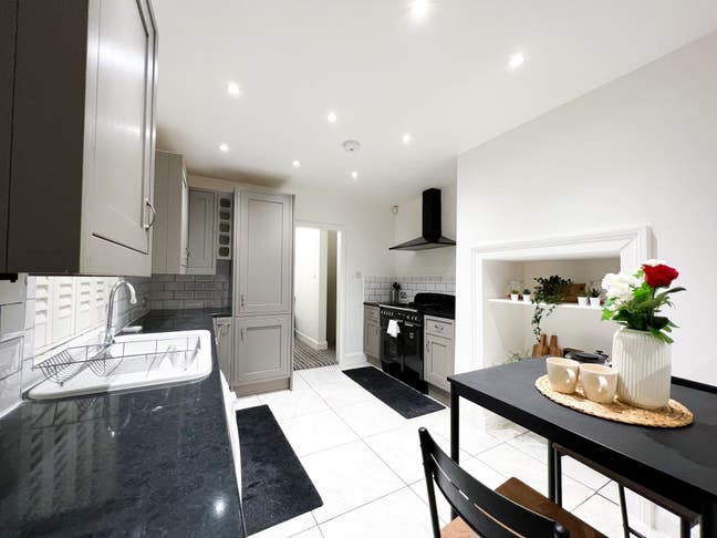 3 bed split level flat with garden in SW16 Main Photo