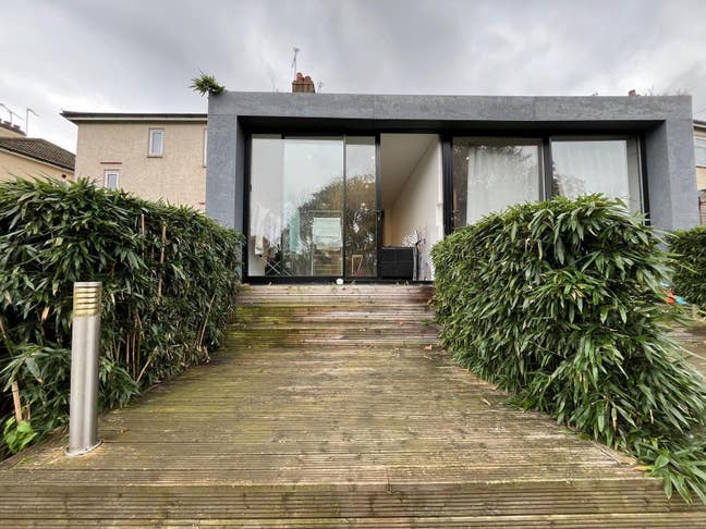 Cheap off-Suite Single Room-Freshly Painted Main Photo