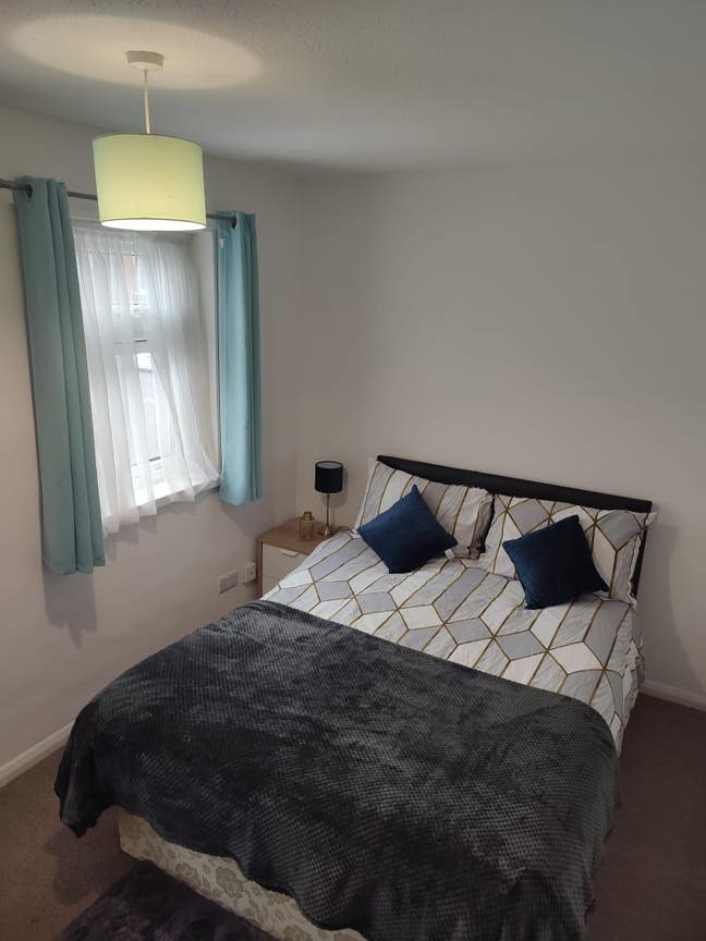 Professional Female Household -Great Location Main Photo