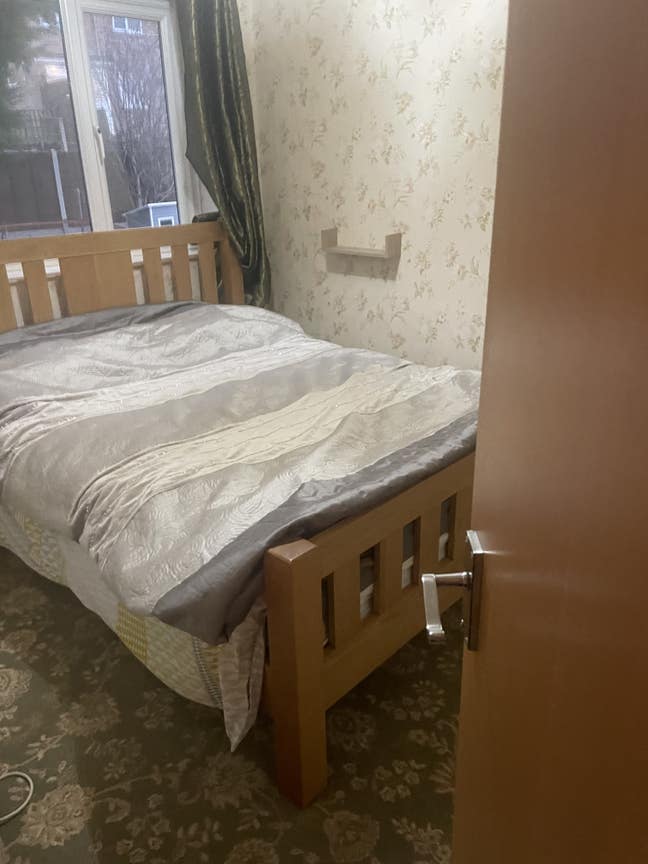 Room in professional house  Main Photo