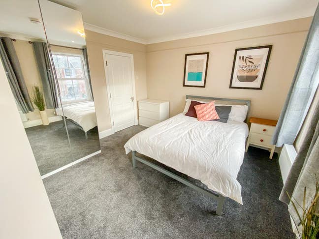 Renovated En-Suite Room in Central East Croydon Main Photo