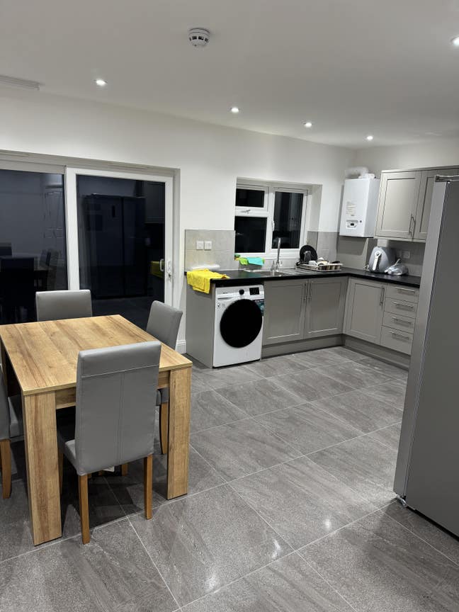 Double Bedrooms Available  Main Photo