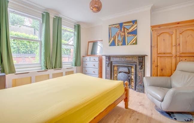 Double Room £800 singe person.  Main Photo