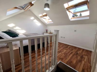 Bright room available in Manor House Main Photo