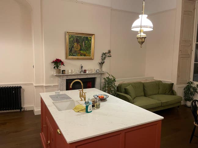 Large Master Bedroom w. En-suite on Iconic Street Main Photo