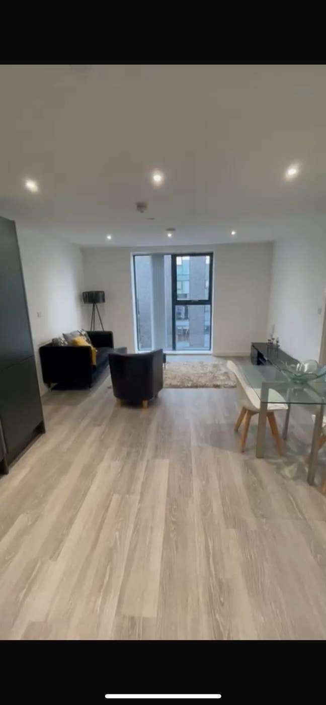 Spacious double bedroom in 2b2b -Female preferred Main Photo
