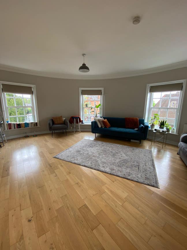 Master bedroom in Spacious 2 Bedroom flat Main Photo
