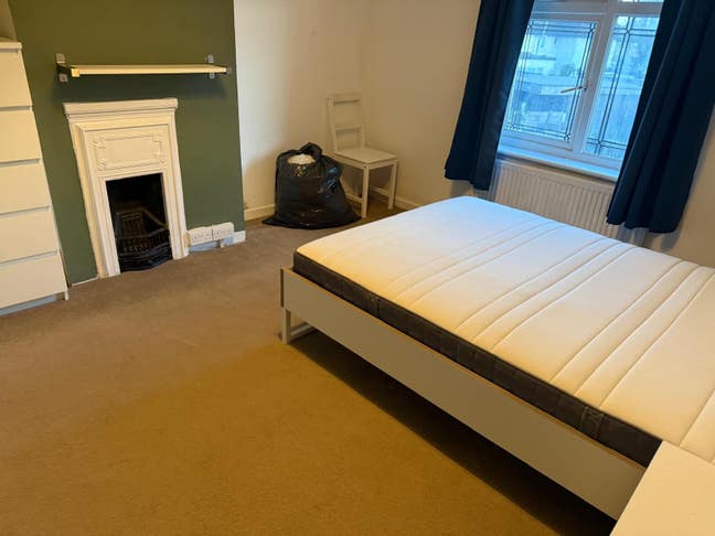    Spacious  Master Double Room  for  rent  in  RM8  Main Photo