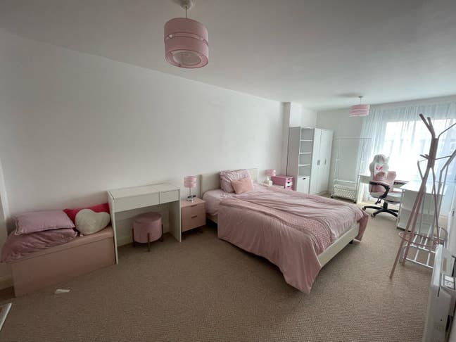Female En-suite Bedroom Let In City Centre Main Photo