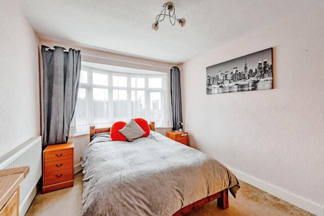 Double room in detached chalet bungalow Main Photo