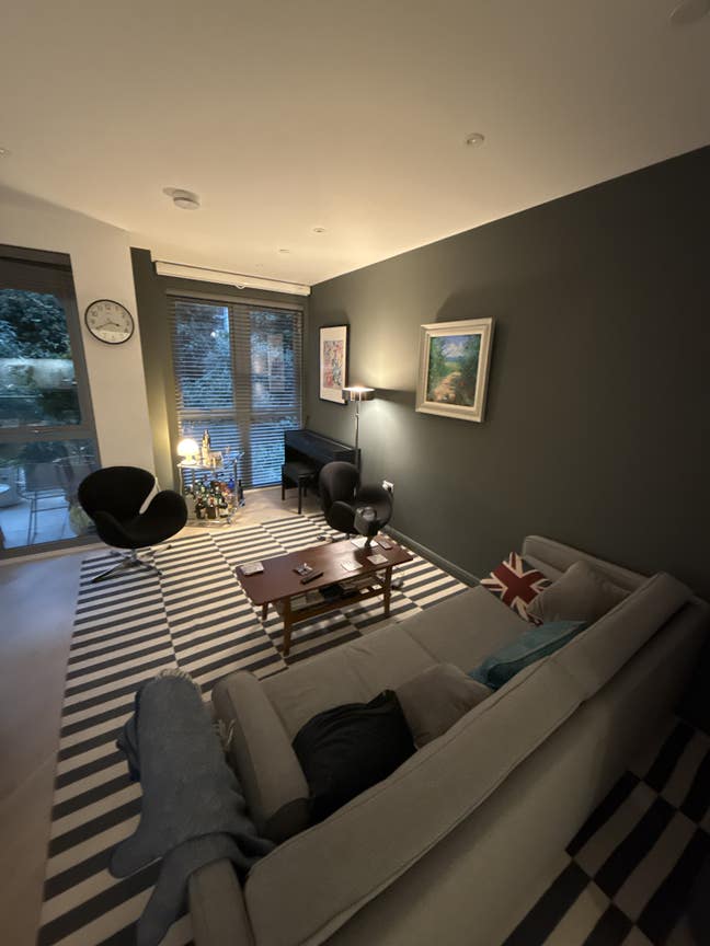 Lge dbl room w/balcony & private bath - bills incl Main Photo