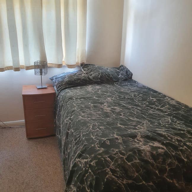 £140 Sharing with one professional fully furnished Main Photo