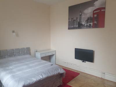 * Large Double Bedroom  * Main Photo