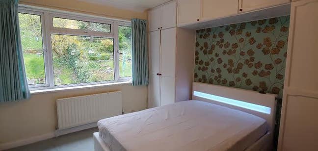  An Ensuite double room overlooking back garden Main Photo