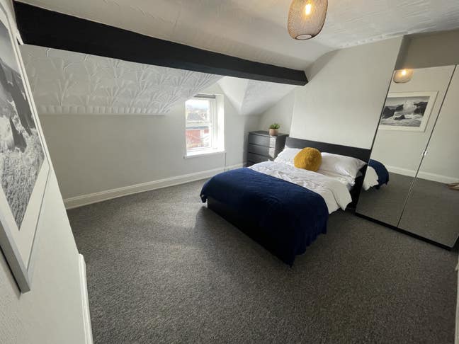 Spacious Double Bedroom in popular St. George Main Photo