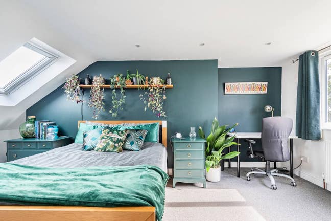 Spacious Loft Room with Ensuite Main Photo