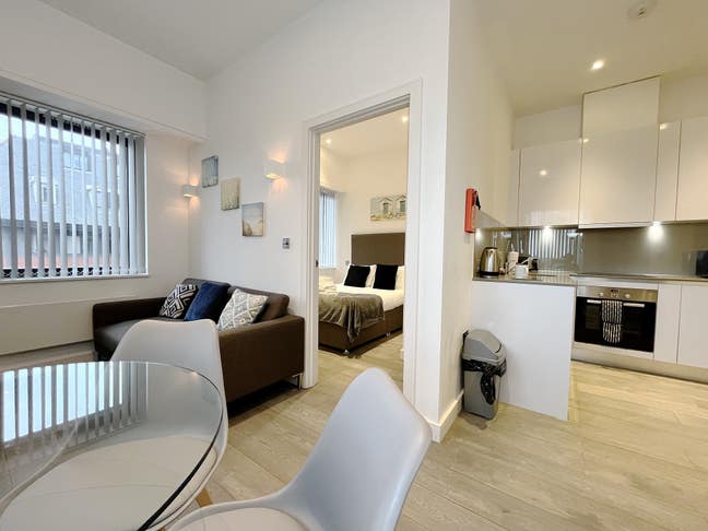 Premium 1 Bed Apartment 5 Mins to Slough Station Main Photo