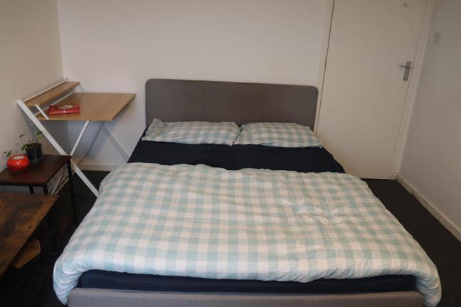 1 double room with Tv (short term let )(newmarket) Main Photo