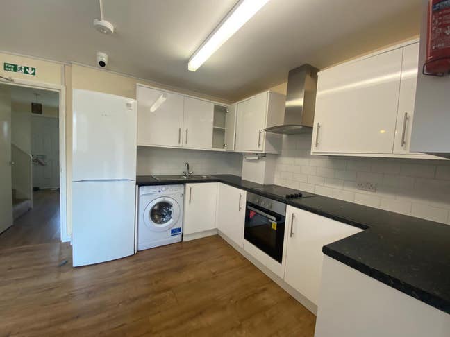 Single  room available Egham Main Photo