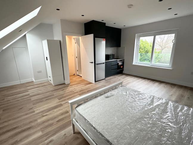 Ultra modern studio in North Ealing Main Photo