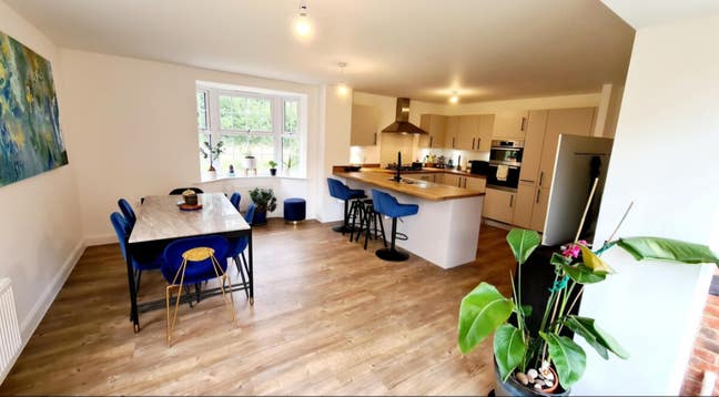 Ensuite X-large immaculate bedroom  Main Photo