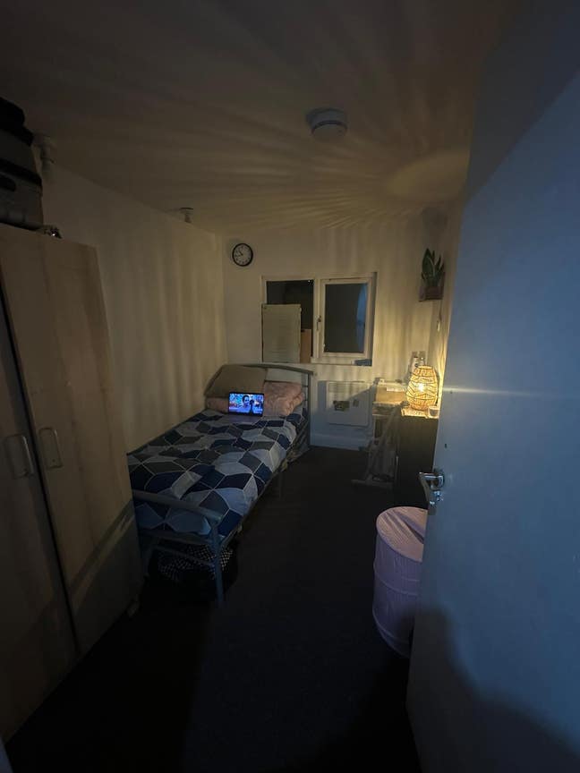 Box room available for 1 working female Main Photo