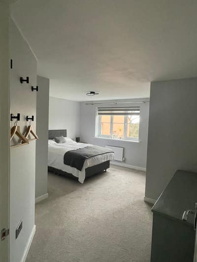 Modern double bedroom en-suite Main Photo