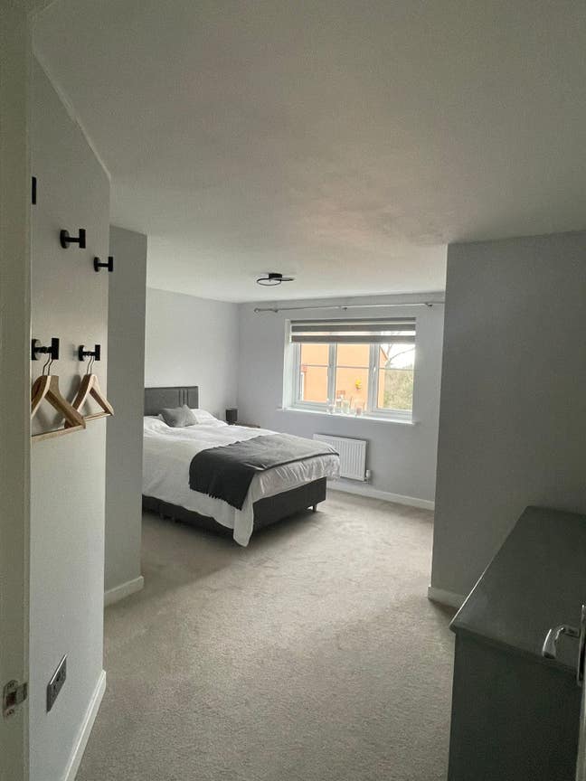 Modern double bedroom en-suite Main Photo