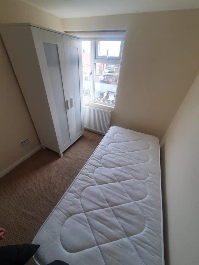 Single room available in Newbury Park  Main Photo