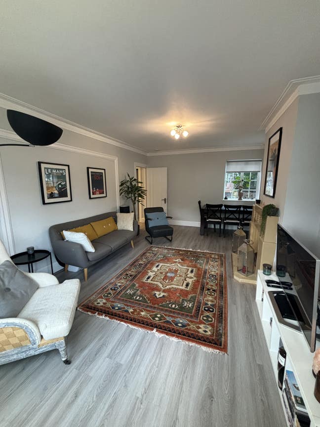 Double Room in a Spacious 3 Bed Flat Main Photo