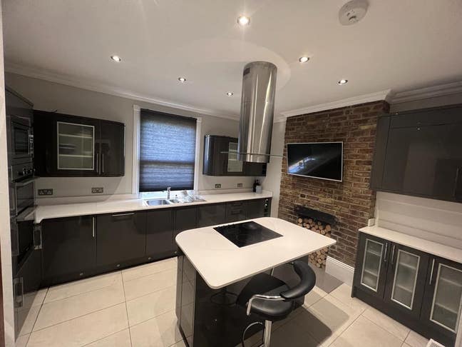 Beautiful extra large double rooms Main Photo