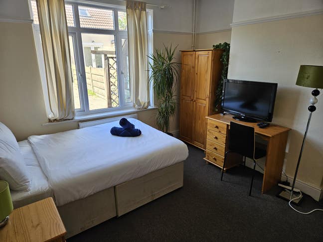 Comfortable Rooms Available in 4-Bedroom House Main Photo