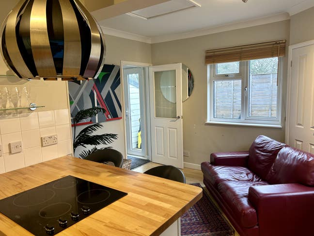 Stylish 1-Bedroom Studio Bungalow with Parking Main Photo