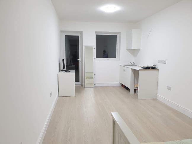 1 double bedroom- En-suite, own entrance & garden Main Photo