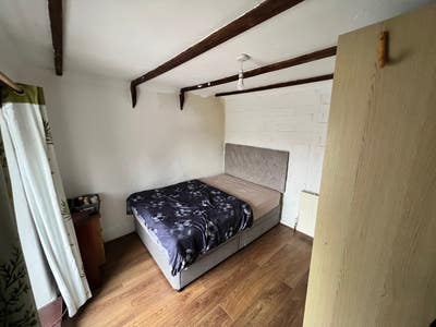 1 Bedroom in Cozy 2-Bedroom Cottage Main Photo