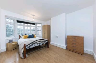 3 - 4 bedroom Flat (5 min to ilford station)  Main Photo