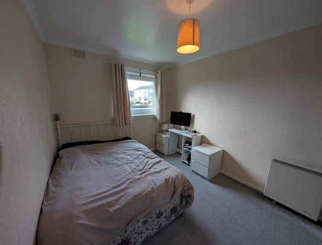 Double bedroom in a 2 bed flat Main Photo